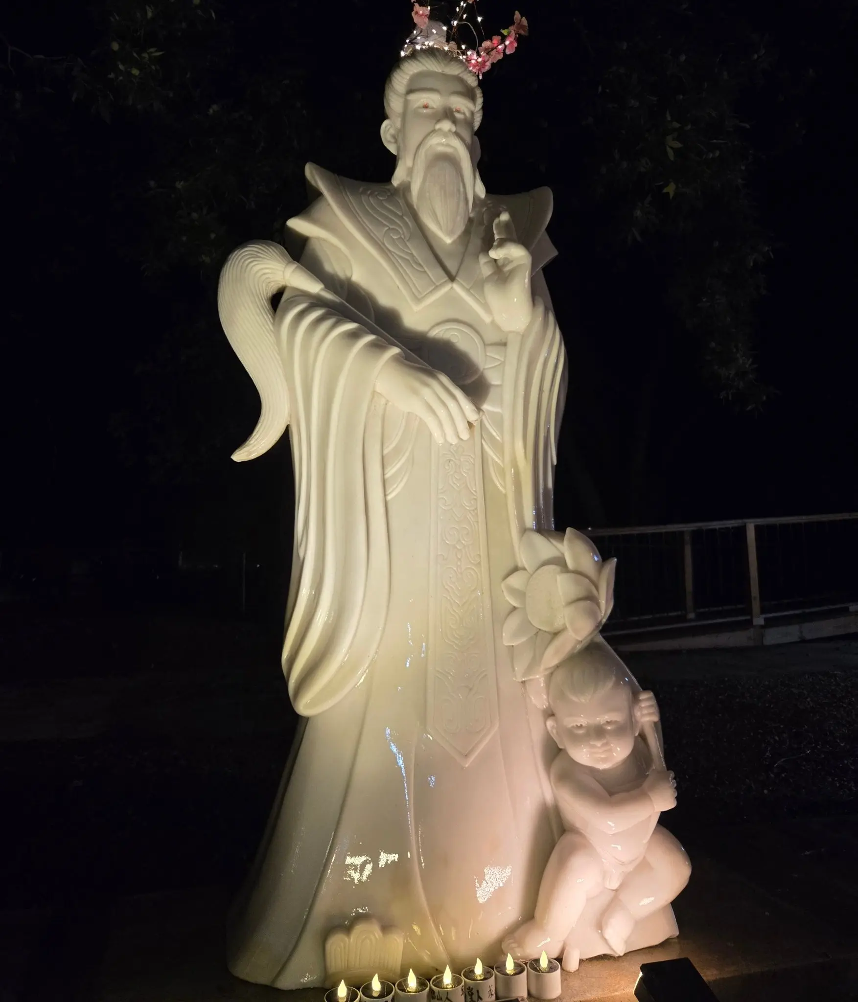 Yuanshi Statue
